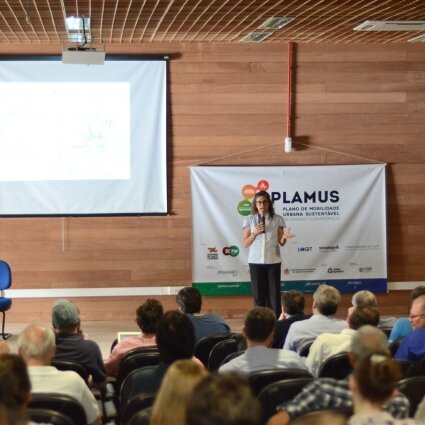 Claudia Martinelli, da LOGIT, exibiu os dados obtidos nas pesquisas